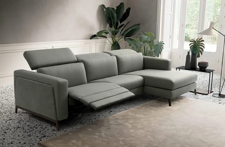 Nicoline Wagner Recliner Sectional with Chaise